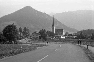 Westernhofen: bei Schliersee, Straße mit Kirche und Schliersberg