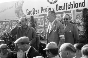 Nürburgring: Fangio auf dem Ehrenpodium