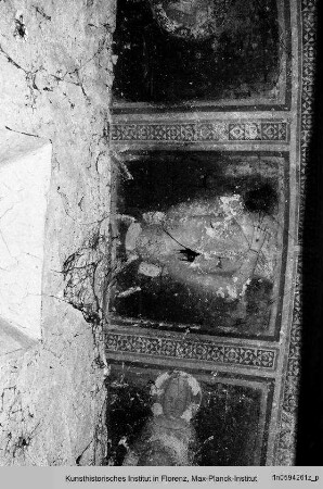 Freskenzyklus mit Heiligen : Fresken in einer umgebauten Kapelle
