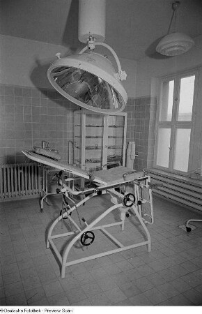 Aseptischer Operationssaal in der Poliklinik des VEB Leipziger Eisen- und Stahlwerke