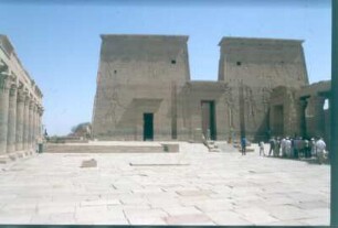 Ägypten. Tempel von Philae auf der Insel Agilkia im Assuan-See. Haupttempel der Göttin Isis. Blick zum ersten Pylon