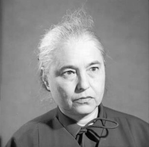 Porträt Anna Seghers, geborene Netty Reiling (1900-1983; Schriftstellerin, Nationalpreisträgerin 1951). Fotografie 1955. Dresden: Deutsche Fotothek