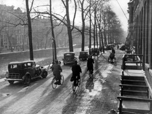 Niederlande. Amsterdam im Spätherbst. Fietser (Fahrradfahrer) an der Prinsengracht.