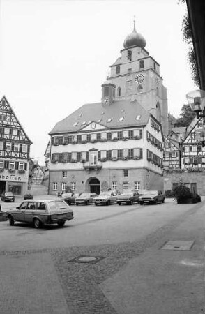 Herrenberg: Stiftskirche hinter Fachwerkhäusern