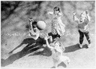 Blick von oben auf vier ballspielende Kinder (Prämiertes Foto Sonderthema: Spiele spielen)