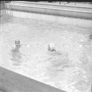 Zwei Damen im Schwimmbad des Hochseepassagierdampfers "Columbus"