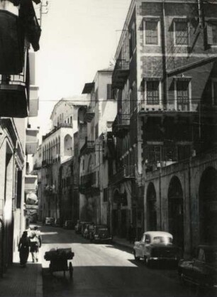 Beirut, Libanon, Straßenszene : Enge Gasse mit parkenden PKWs