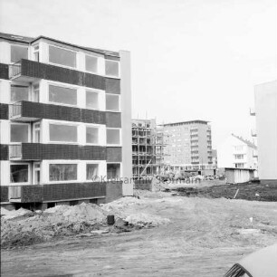 Greifswalder Kehre: Baustelle der Wohngebäude, im Hintergrund das Rathausgebäude: Blick nach Nordwesten