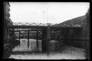 Geschmücktes Geländer der neuen Tauberbrücke