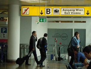 Wien - Flughafen Schwechat : Ausgang im Terminal. Aufgenommen am Flughafen Wien-Schwechat am 20. Mai 2011