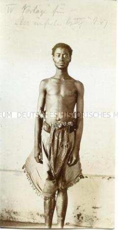 Porträt eines als "Häuptling" bezeichneten Mannes der Missanga vor neutralem Hintergrund