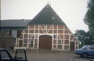 Freestot 7: Fachwerkhaus: Giebelseite Wirtschaftstrakt mit Scheunentor: links rechtwinklig angebaute Drempelscheune