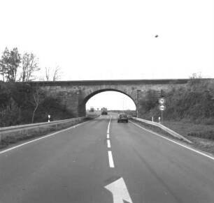 Leipziger Land. Eisenbahnstrecke Leipzig - Dresden (Eröffnung 31.7.1837). Älteste deutsche Eisenbahnbrücke (1838) über die Bundesstraße 6 bei Kornhain. Blick entlang der Straße