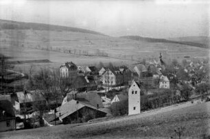 Blick vom Mühl-Feld zur Kirche : li. von Kirche, Kermer-Gut, die neue Schule, dahinter: Brauhaus und Pfarramt, davor Mühle und Gasthaus 6 Linden