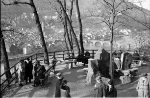 Heidelberg: Spaziergänger auf einem Aussichtsplatz am Philosophenweg