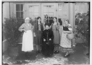 Fasnacht im Josefinenstift (Klösterle) 1931; Fünf verkleidete Frauen