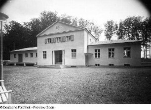 Empfangsgebäude : Bad Doberan-Heiligendamm, Bahnhof, Empfangsgebäude, Stadtseite