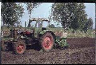 Traktor bei Feldarbeit auf der LPG Rohrberg (Kreis Klötze)