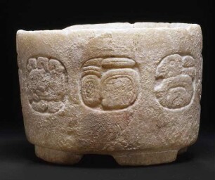 Steingefäß mit Hieroglyphen