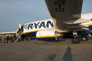 Airport Hahn - Passagiere : Passagiere steigen in ein Flugzeug der irischen Gesellschaft Ryanair ein. Aufgenommen 2004 in Hahn