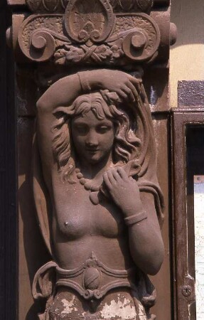 Gotha - Nackte Frauenfigur : Nackte Frauenfigur an einem Haus. Aufgenommen in Gotha, ca. 1993