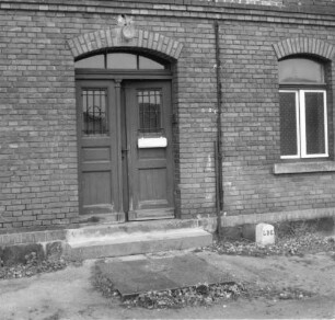 Weißig (bei Großenhain). Grenzstein der LDE neben dem Eingang zum Stationsgebäude