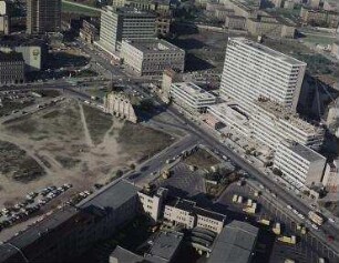 Luftaufnahme, Blick von Süd-Osten auf das Deutschlandhaus und das Appartementhaus Excelsior-Center. Berlin-Kreuzberg, Stresemannstraße