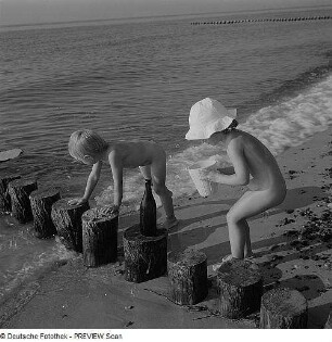 Spielende Kinder am Ostseestrand