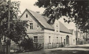Dorfstraße mit Wohnhäusern in Neustadt/Spree : Wjesna dróha z domskimi w Nowym Měsće pola Wojerec