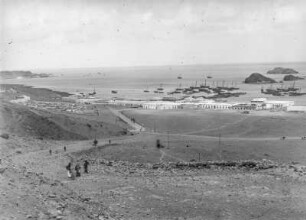 Meerblick : Blick auf den Golf von Aden. Im Hintergrund Gebäude und zahlreiche Schiffe.