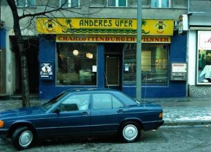 Café "Anderes Ufer" : Café "Anderes Ufer" (heute "Neues Ufer") in der Hauptstraße 157 in Berlin-Schöneberg. Das Andere Ufer war Berlins erstes lesbisch-schwules Café mit einer einsehbaren Fensterfront, 1977 eröffnet