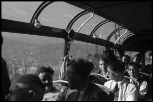 Stuttgart: Fahrgäste im Autobus, Blick auf Stuttgart