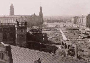 Dresden, Blick vom Dach des Ständeshauses über den Stallhof des Schlosses und den Altmarkt nach Süden