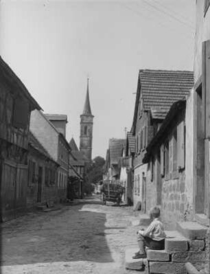 Unbekannter Ort. Blick zum Kirchturm