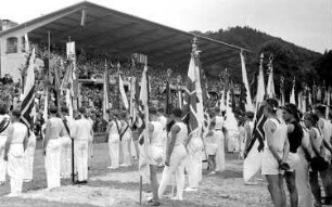 Freiburg: Vorführung im Mösle-Stadion; Fahnenträger stehen vor der Tribüne