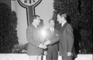 Freiburg: Münsterplatz; Pokalüberreichung an Gerhart Mitter; Scarfiotti-Pokal überreicht H. Romandini