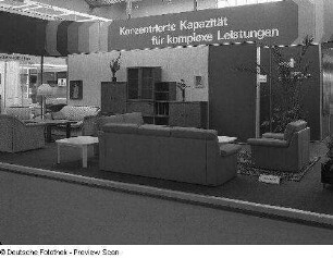 Leipzig. Leipziger Herbstmesse, 1983. Raumaufnahme. Ausstellungskoje Konzentrierte Kapazität für komplexe Leistungen