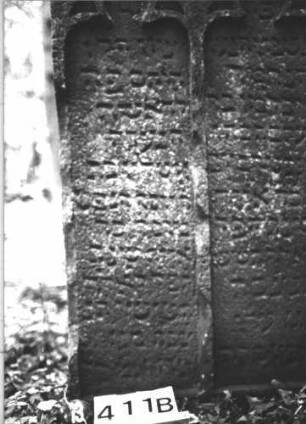 Grabstein 411 (Index: 100113467) Material: Sandstein Maße HxBxT: 109x69x11 cm Besonderheit: kulturhistorisch besonders wertvoll / hist.-wiss. Gründe (1420); - Doppelgrab / Kindergrab: Grabstein 411B