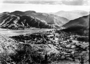Eine Siedlung : Stadt in einer Talsenke