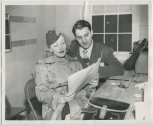 Marlene Dietrich und Danny Thomas besprechen den Auftritt, die Singende Säge (im Futteral) liegt bereit, Truppenbetreuung (Fort Meade, Maryland, März 1944) (Archivtitel)
