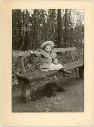 Mädchen auf einer Bank