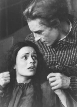 Hamburg. Thalia-Theater. Die Schauspieler Gisela Mattishent (1919-1980) in der Rolle als Gretchen und Emil Lohkamp (1902-1993) in der Rolle als Dr. Faust, aufgenommen während einer Aufführung des "Urfaust" 1946 im Thalia-Theater