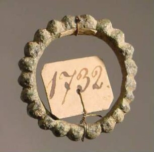 Ring, mit Buckeln verziert