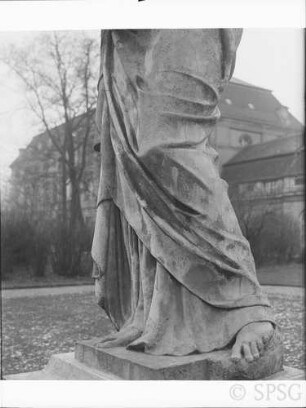 Berlin, Schloss Charlottenburg, Statue vor der Orangerie, Pomona.