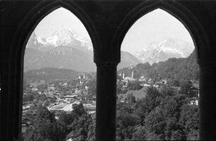 Berchtesgaden: Durchblick durch gotische Bögen auf Berchtesgaden