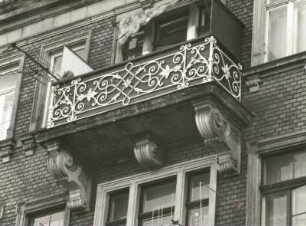 Dresden-Neustadt, Bischofsweg 58. Wohnhaus (1897). Balkon (3. Obergeschoß links)