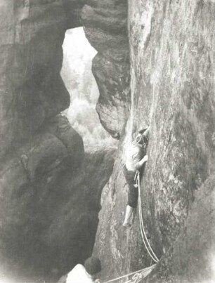 Sächsische Schweiz. Affensteine, Rokokoturm. Seilschaft K. Gonda/ W. Müller am Bergfinkenweg (Neuer Westweg, VIII b)