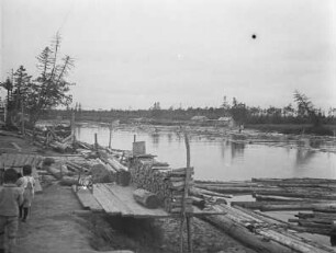 Saisonsiedlung am Horonai-gawa (Poronai) : Holzreste am Flussufer
