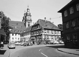 Amorbach: Fachwerkhaus mit Mariensäule und Stadtpfarrkirche