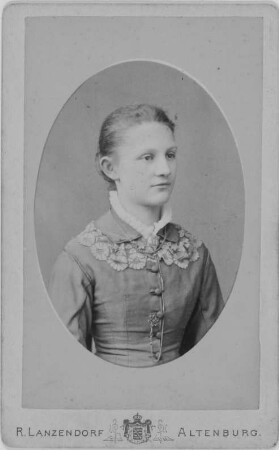 Junges Mädchen im Oval : Junges Mädchen. Hüftbild im Oval. Fotografie (Carte-de-visite mit Atelieraufdruck verso) von Robert Lanzendorf in Altenburg